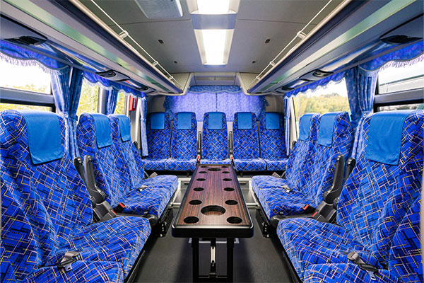 大型バス(FUSO)テーブルあり