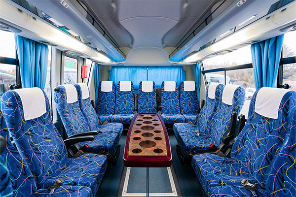 大型バス(Jバス)テーブルあり